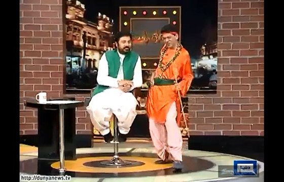 Jogi Baba And USA Girl Singing Attaullah Esakhelvi song Mazaq raat 2015