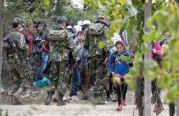 Hundreds of migrants cross Serbia border, march towards Budapest