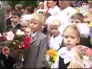 Обратите внимания на мальчика!Зажигательный танец )