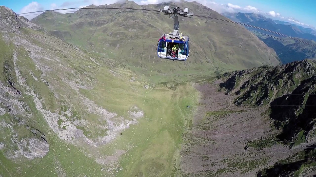 World First : Pendulum jump from a cable car !