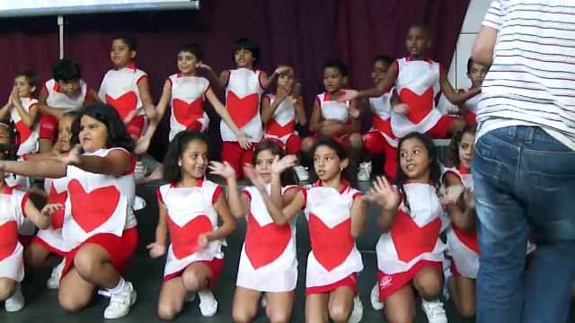 Apresentação dia das Mães 2° ano Tia Carol e Tia Taty