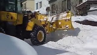 ホイールローダー除雪作業...近づくな危険！