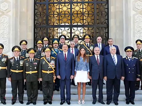 Мехрибан Алиева и Ильхам Алиев на военном параде