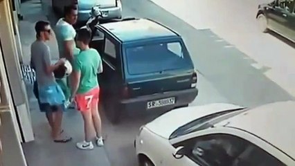 Se Dégager d'une mini-place de Parking n'est pas un Problème lorsqu'on est un Surhomme