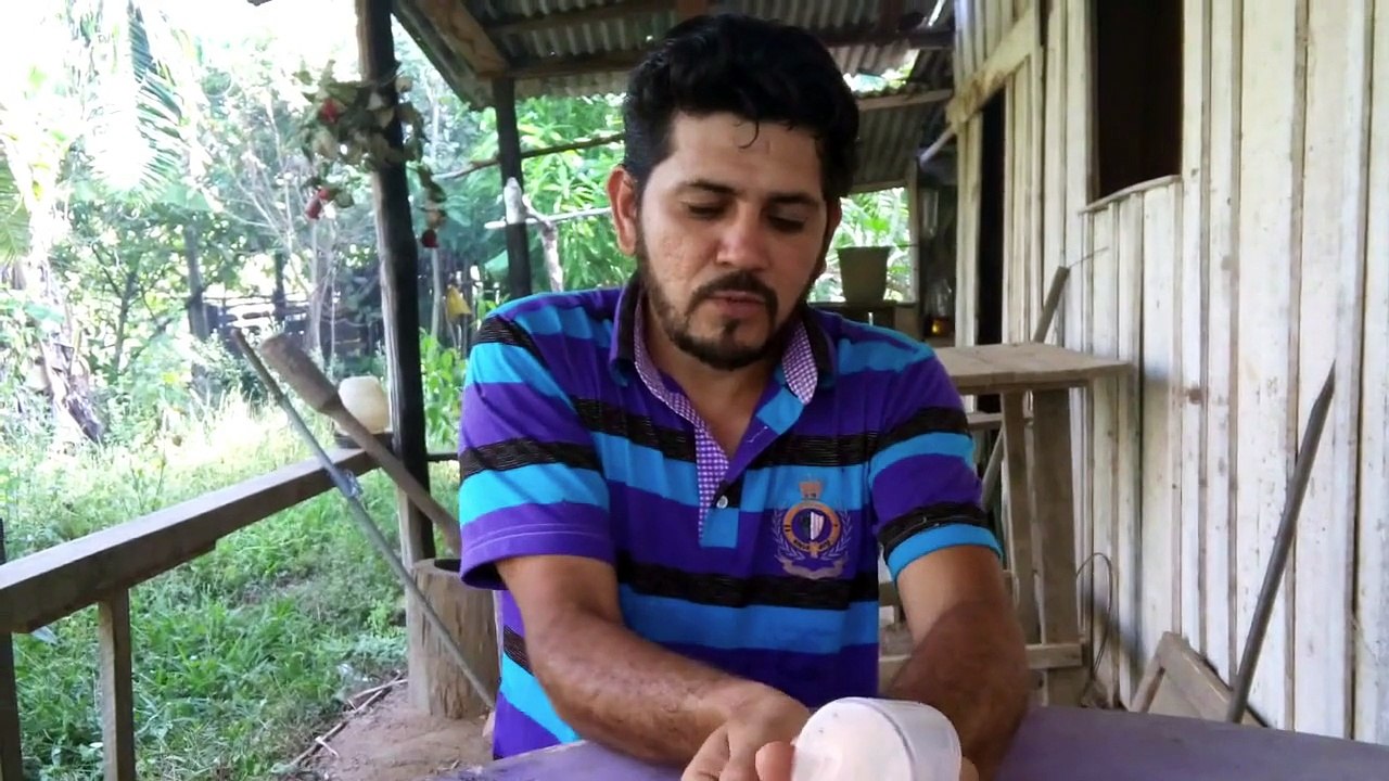 Man puts poisonous frogs in mouth