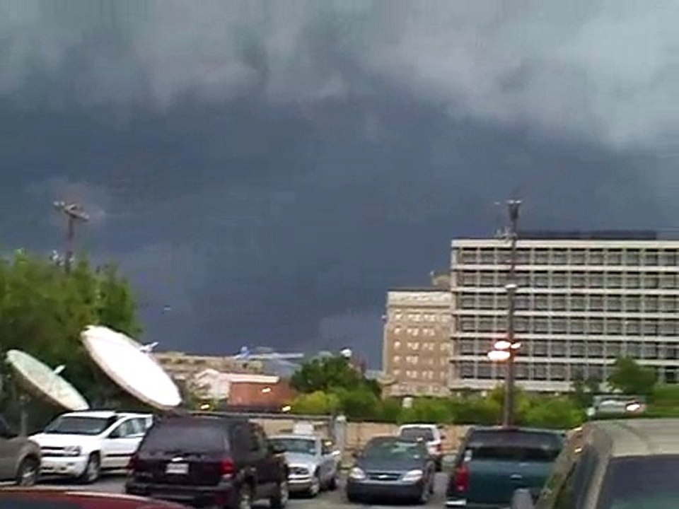 First rain band moving into New Orleans
