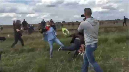 Despiden a la reportera húngara que pateó a refugiados cuando huían
