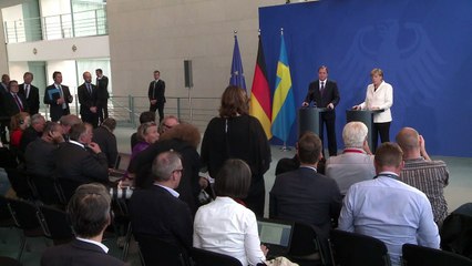 Merkel diz que aceitar refugiados é apenas um primeiro passo