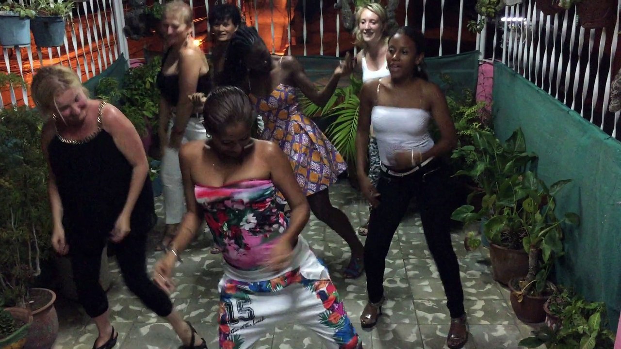 Démo reggaeton  filles  fete de fin de stage  28 juin au 5 juillet 2015