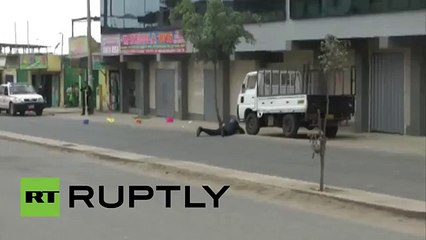 Registran momento en que granada deja mortalmente herido a un policía