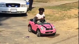 Une fille sort de sa voiture et s'echappe après avoir été arreté par la police.
