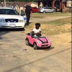 Une fille sort de sa voiture et s'echappe après avoir été arreté par la police.