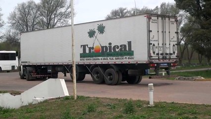 CAMIONES ARGENTINOS,CHILENOS Y BRASILEÑOS EN LA PAMPA PARTE 16.