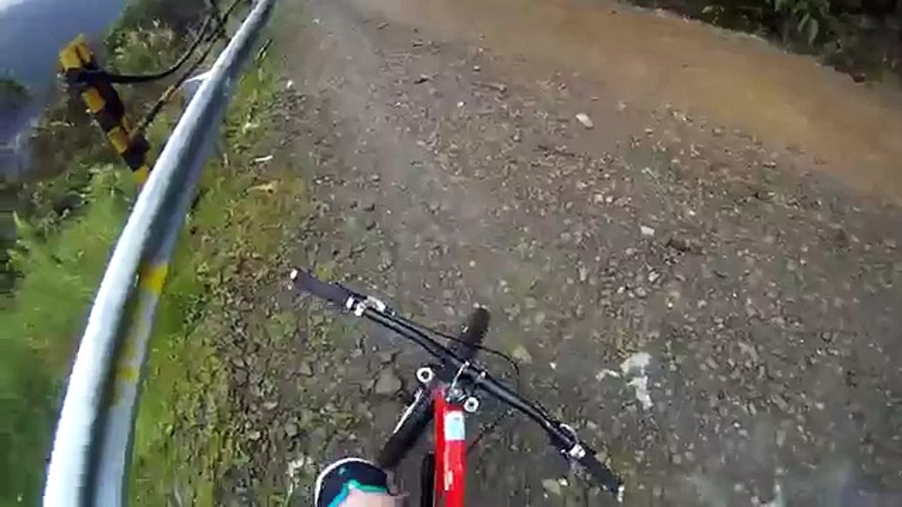 Il s'élance en VTT D'un tremplin dans le vide mais son parachute ne s'ouvre pas