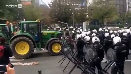 Un tracteur force un barrage de police en Belgique
