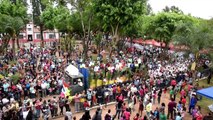 Paraguay Catholics throw bills at crowd to thank Virgin