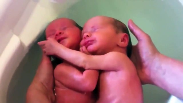 Близнецы не осознали еще что родились!