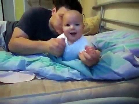 прикол!!! С малышом только ПАПЫ могут так! 100% смеха