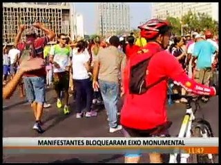 MANIFESTANTES BLOQUEARAM EIXO MONUMENTAL