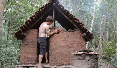 Construction d'une cabane avec un toit en tuile à partir de rien