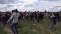 صحفية مجرية تقوم بإعتداء قذر على اللاجئين السوريين وهي تحمل كاميرا قناة N1 مما تسبب بطردها من القناة بعد انتشار الفيديو