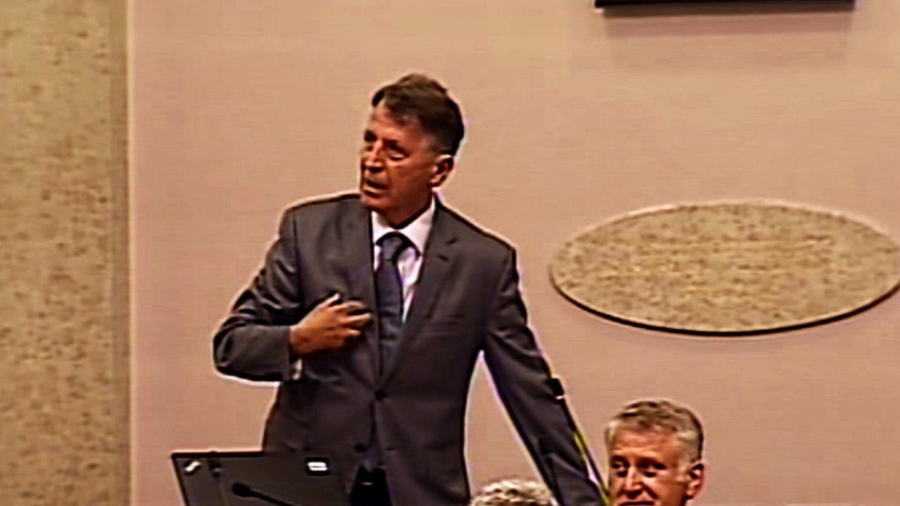 Dr. Duje Pupovcu: "Vi niste borac za srpsku sirotinju, već obični elitist!"