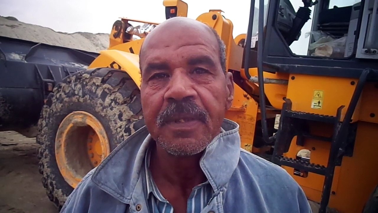 عامل معاق ببتر فى القدم يشارك فى الحفر بقناة السويس الجديدة يناير2015