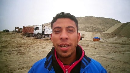 عامل بقناة السويس الجديدة فى موقع الحفر بمنطقة البلاح يناير2015