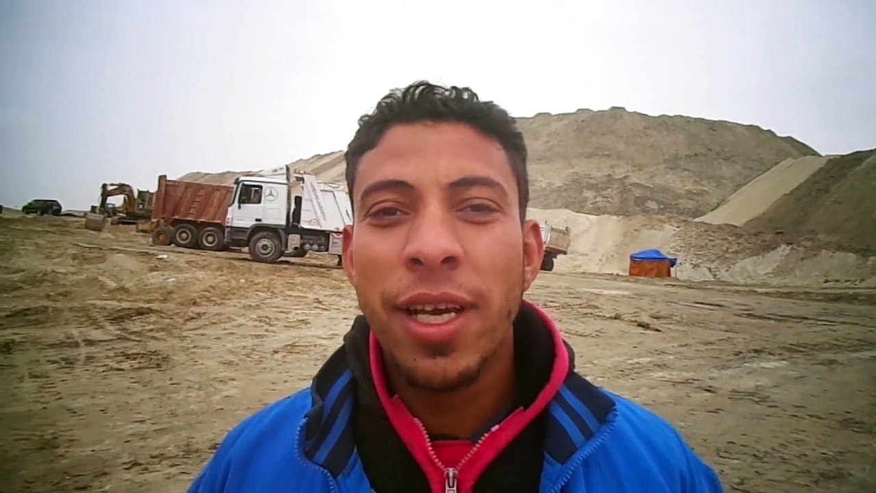 عامل بقناة السويس الجديدة فى موقع الحفر بمنطقة البلاح يناير2015