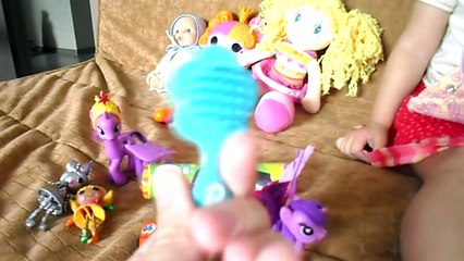 Что лежит в сумке у Алисы, Белый домик паровозик и Чебурашка