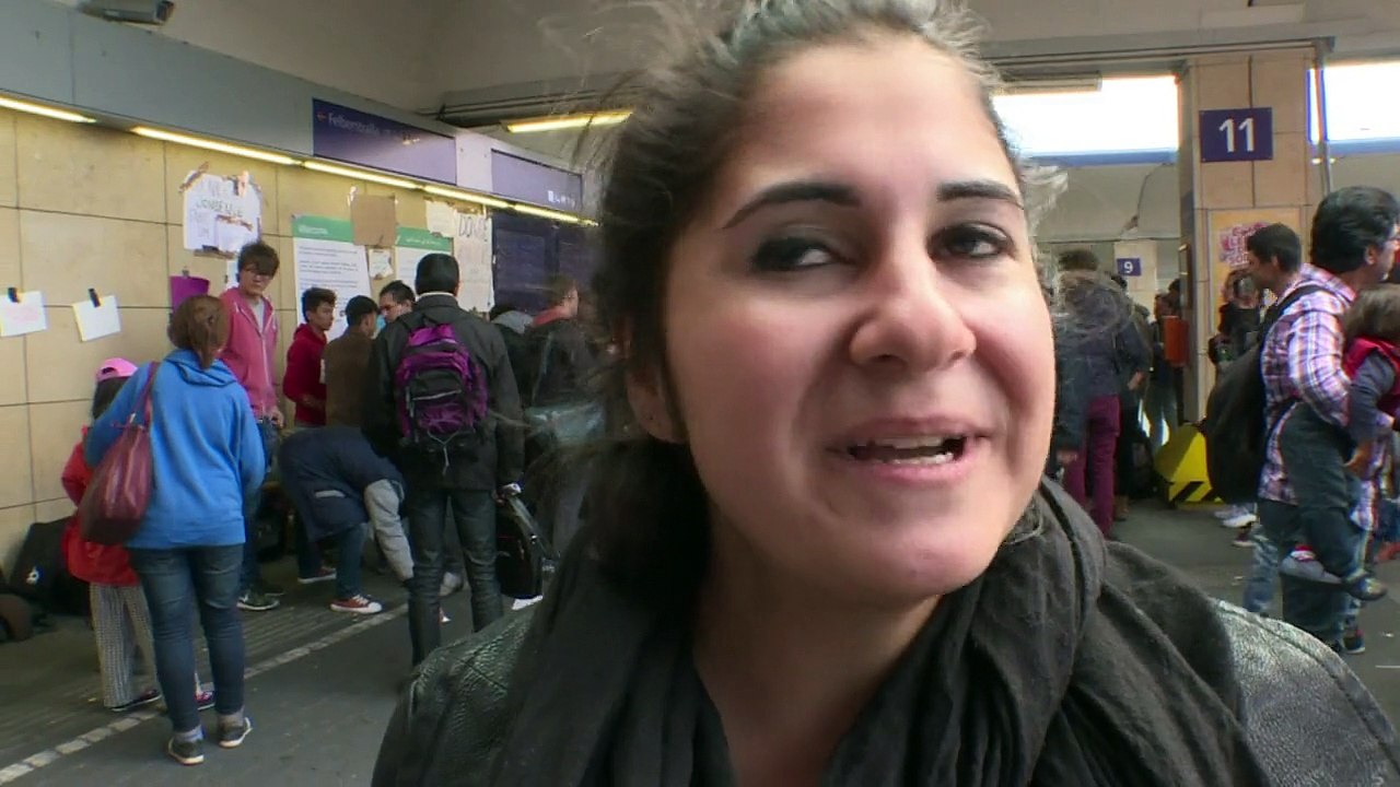 Migrants transit through Vienna heading to Germany