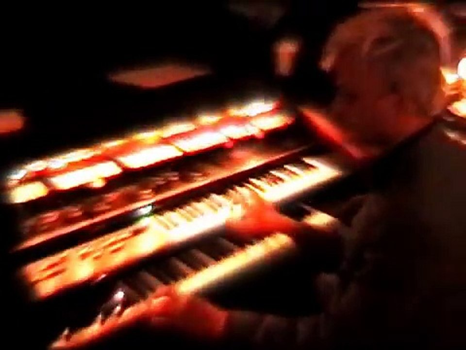 "Tongue" by Um performed by Felix Kubin