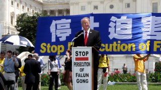 Congressman Sam Farr of California speaks at Capitol Hill to support Falun Gong