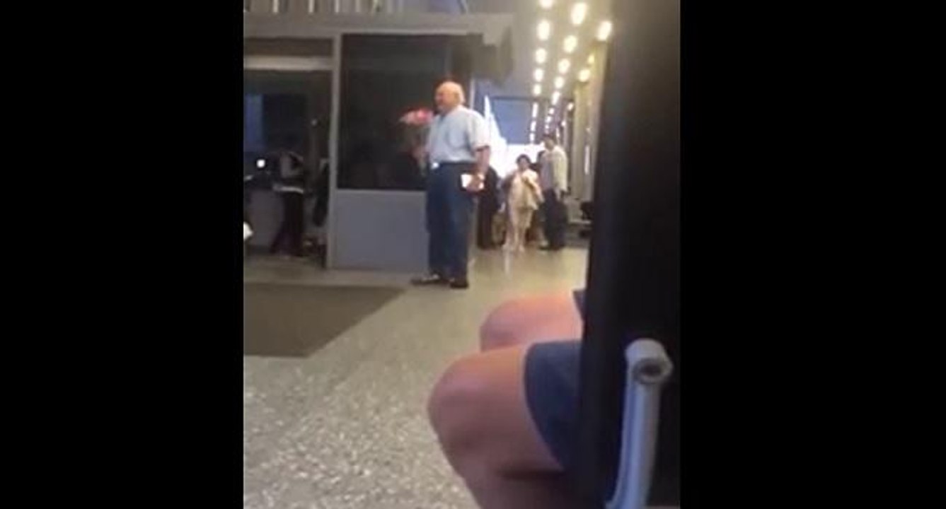 Un vieil homme attend sa femme à l'aéroport