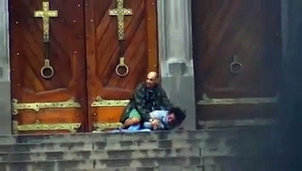Un SDF héroïque se sacrifie pour sauver une femme prise en otage