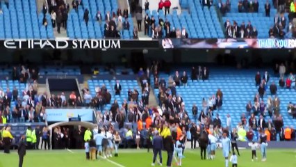 Manchester City'nin Belçikalı defans oyuncusu Vincent Kompany kızını çelme takarak durdurdu.