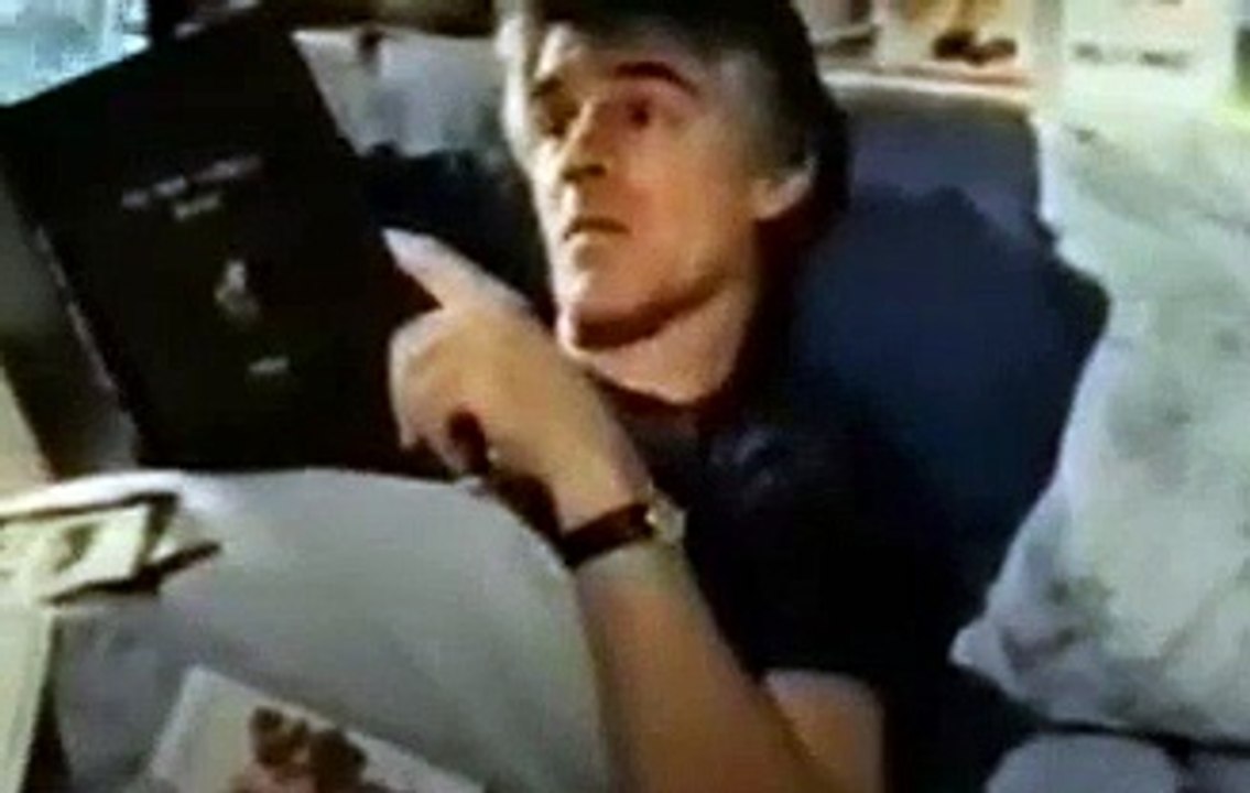 Kees van Kooten - Kees ligt ziek thuis [Full Episode]