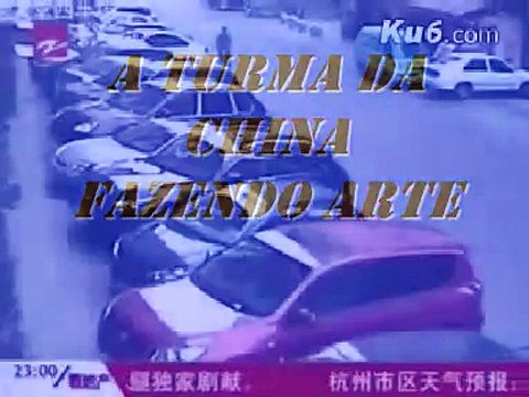 HOMEM JOGA BICICLETA EM LADROES DE MOTO NA CHINA,,Man Escuchar BICICLETA POR LADRONES EN CHINA,,,,,,
