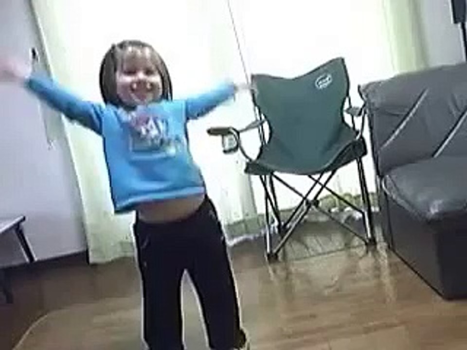 Letícia pequena dançando a música Dance dance dance + escandalo porque minha mãe queria dançar