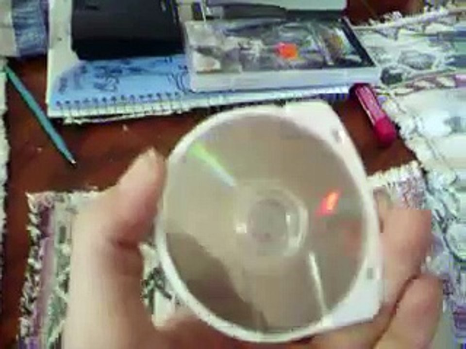HOW  TO  INSERT  A  UMD  DISK  INTO A  PSP  FOR  DUMASS'S