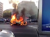 Auto in fiamme, incendio Via Nomentana ROMA