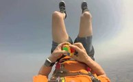 Il termine un Rubik's Cube en pleine chute libre !