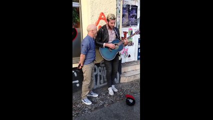 Jimmy Somerville accompagne un artiste de rue en chantant Smalltown Boy
