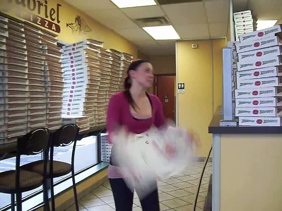Cette femme plie des boites de pizza plus vite que n'importe qui!