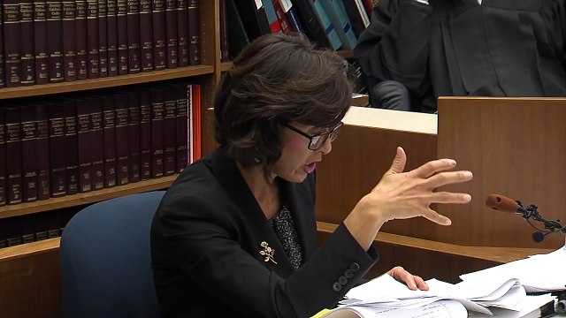 Une femme parle de vagin au tribunal... Très bizarre!