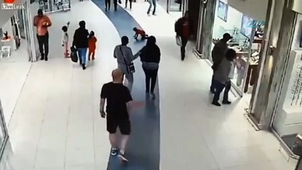 Hırsızı böyle yere serdi !