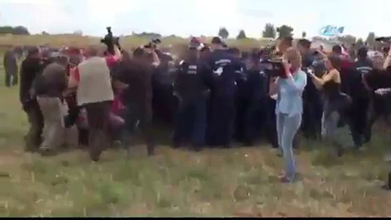 Dünya mültecilere tekme atan kadın kameramanı konuşuyor