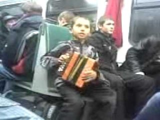 Супер мальчик в электричке! Песня!