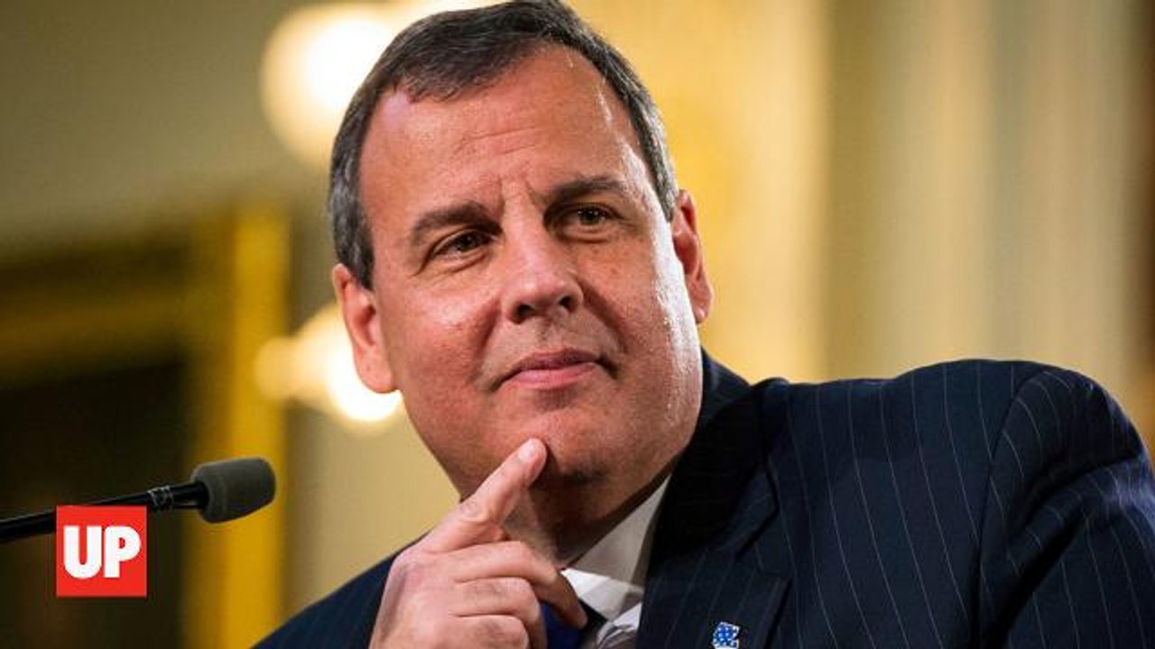 Chris Christie Wants To Track Immigrants Like FedEx Packages: theDESK