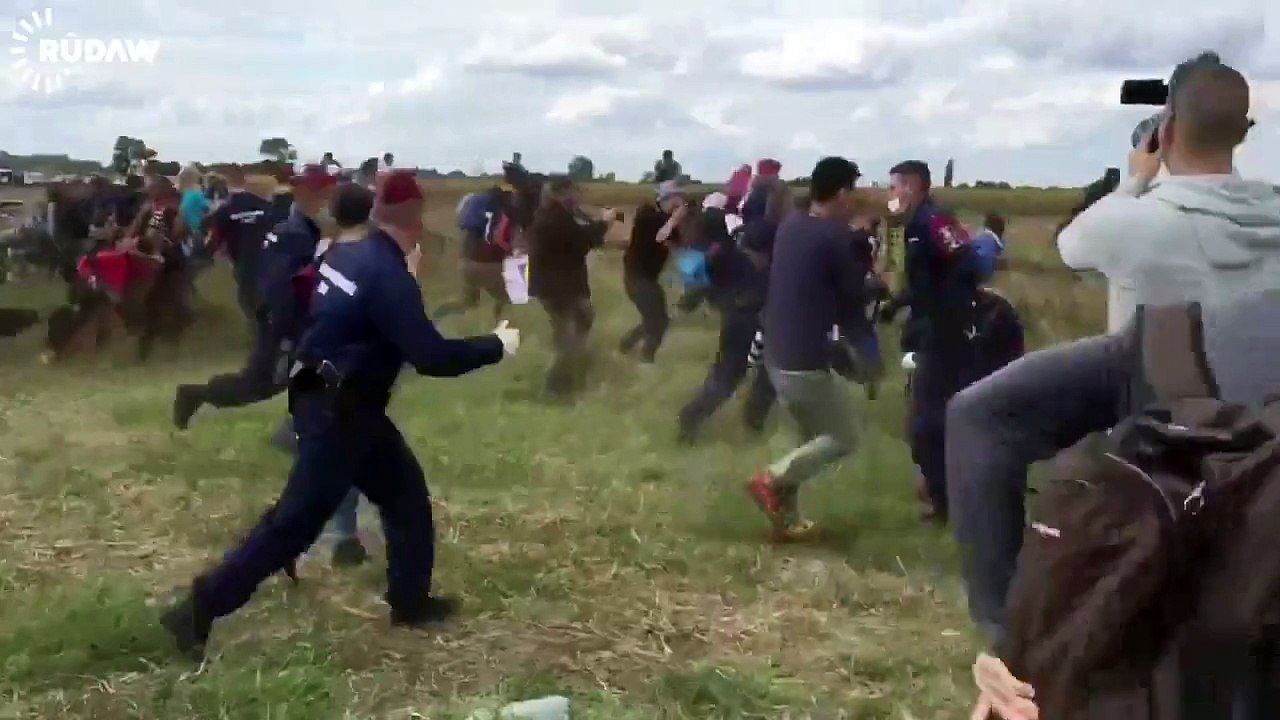 شوفو الصحفية المجرية اش عملت في اللاجين !!! هما طردوها أما كارها كل نهار طريحة وشوية فيها